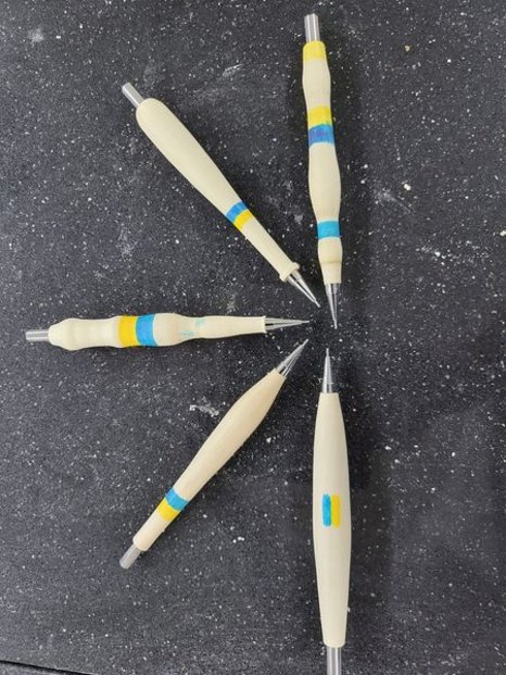 5 wooden pens